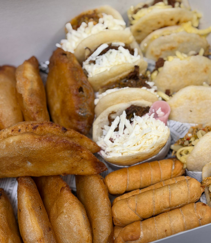 Bandeja de comida venezolana con tequeños y arepitas de Margarita Gourmet en Castellón
