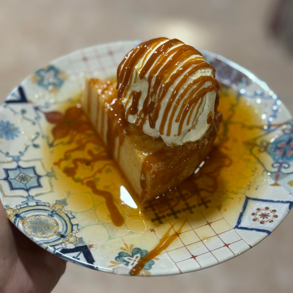 Postre casero con helado y caramelo de Margarita Gourmet en Castellón
