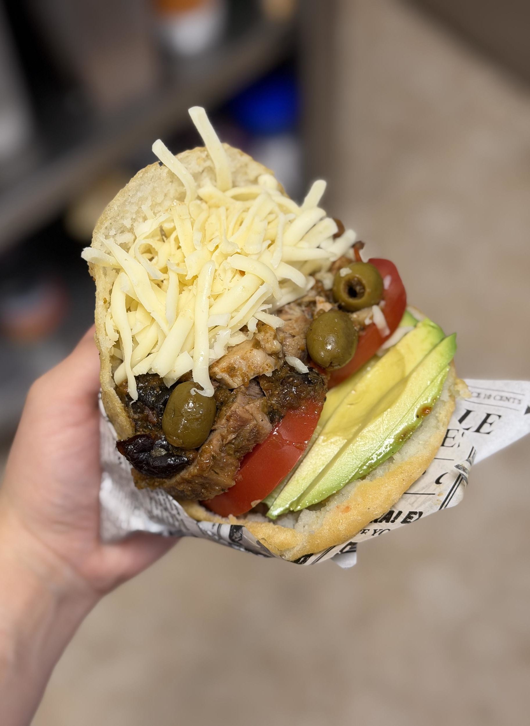Arepa venezolana con aguacate y queso en Margarita Gourmet Castellón